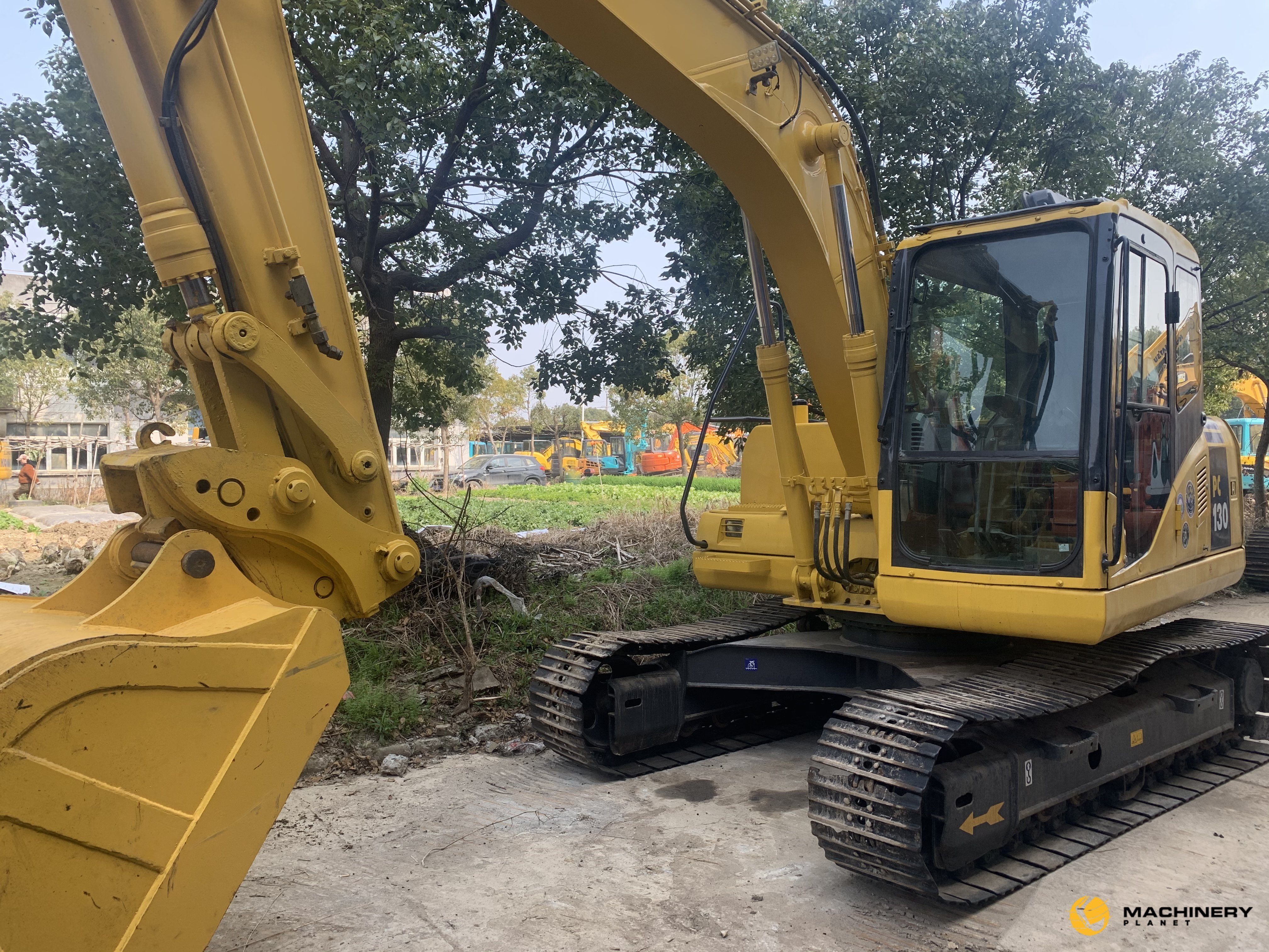 KOMATSU PC130-7 Excavator high quality image