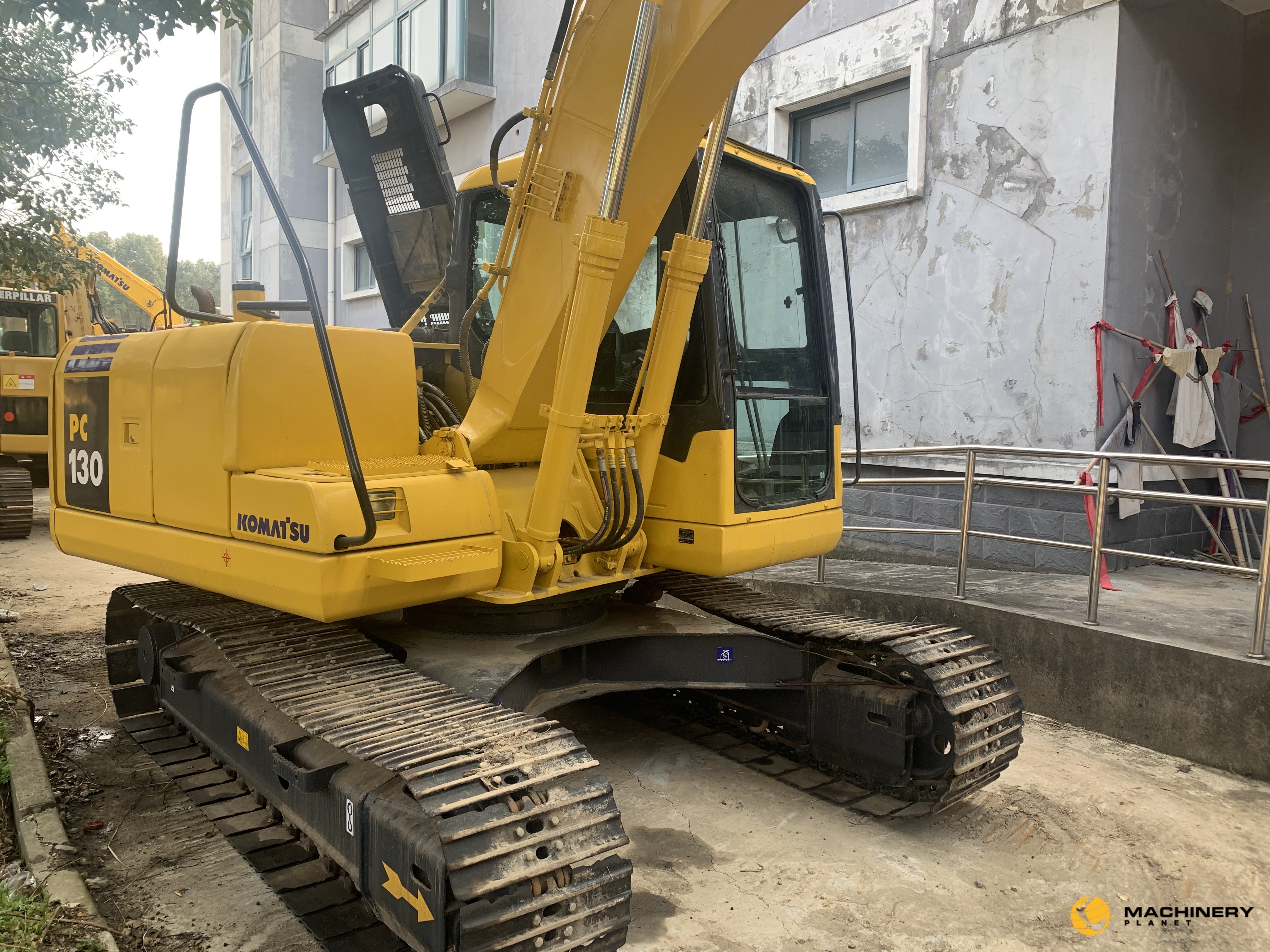 KOMATSU PC130-7 Excavator high quality image