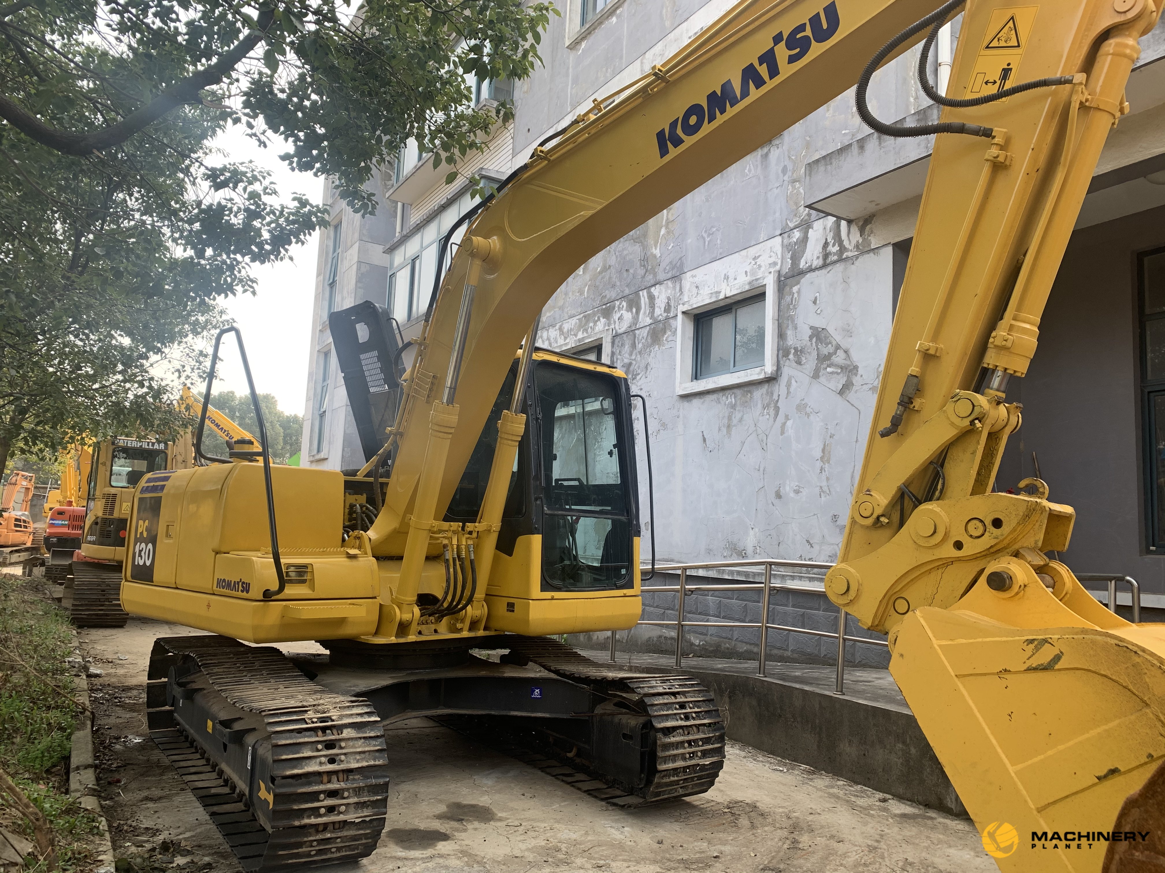 KOMATSU PC130-7 Excavator high quality image