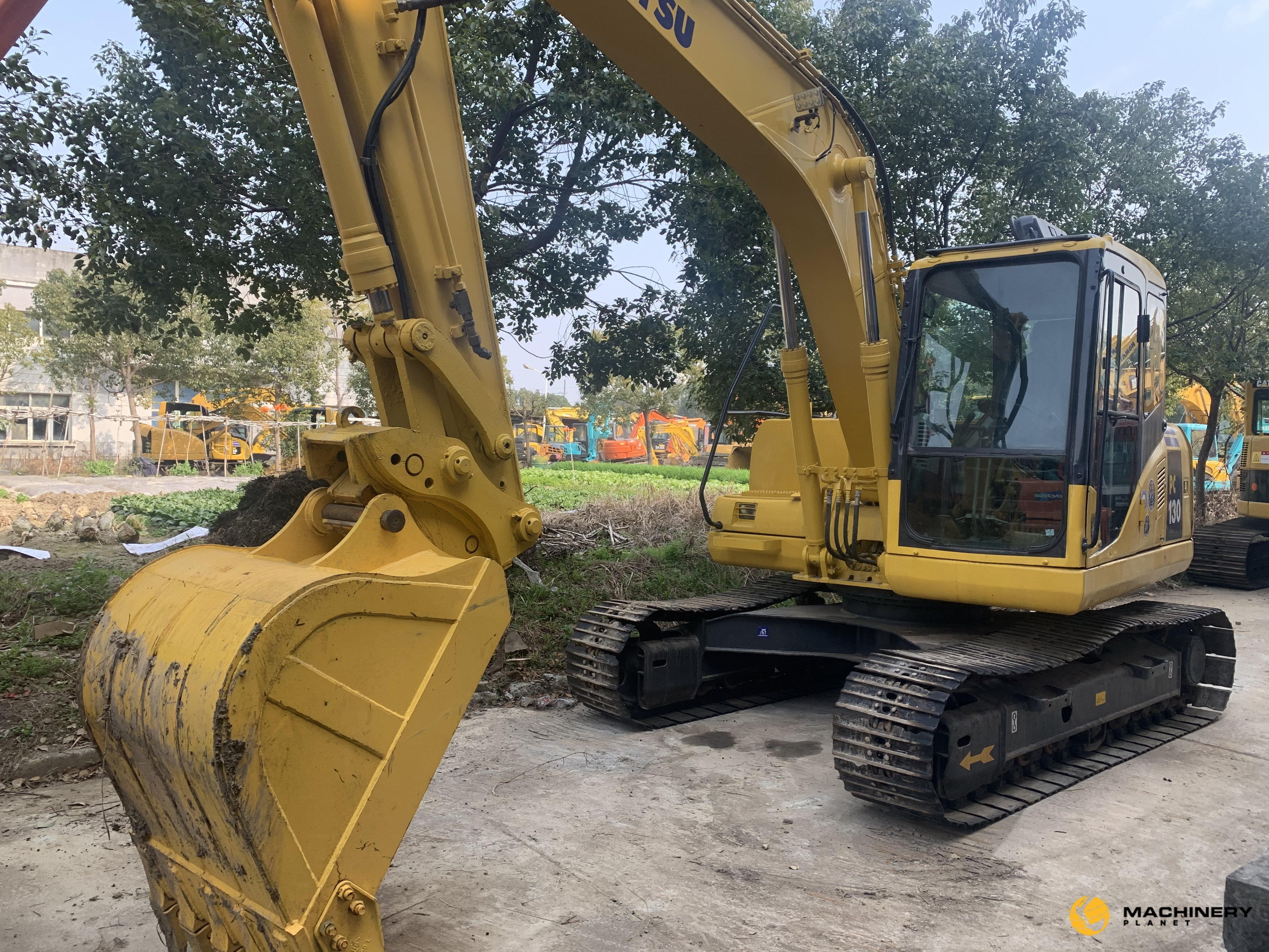 KOMATSU PC130-7 Excavator high quality image