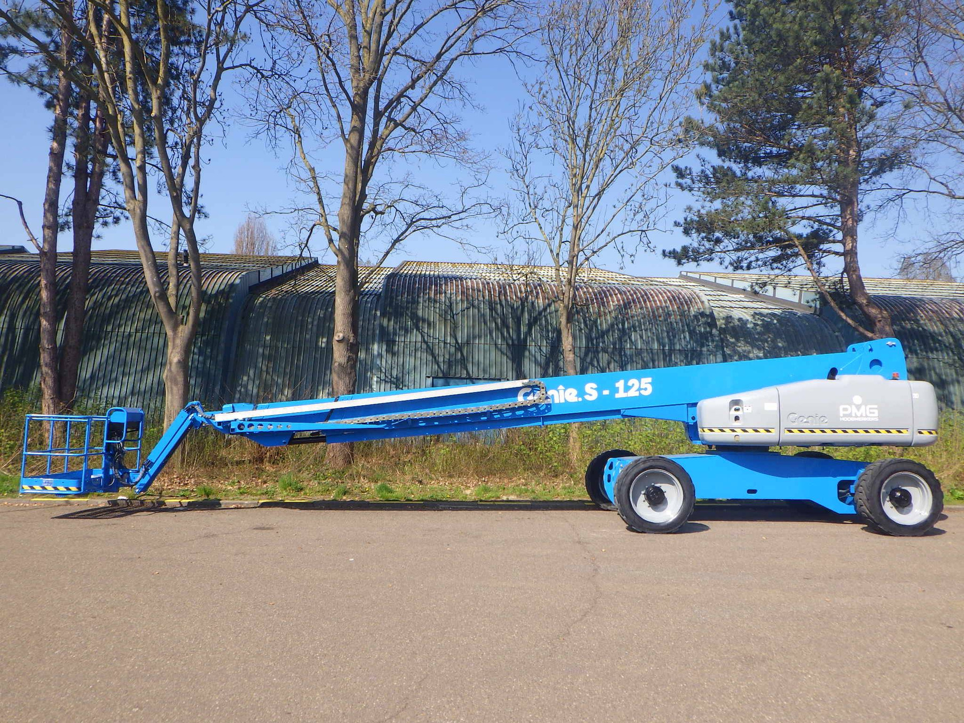 Telescopic boom lift Genie S-125 Diesel 40.10m 2013 image