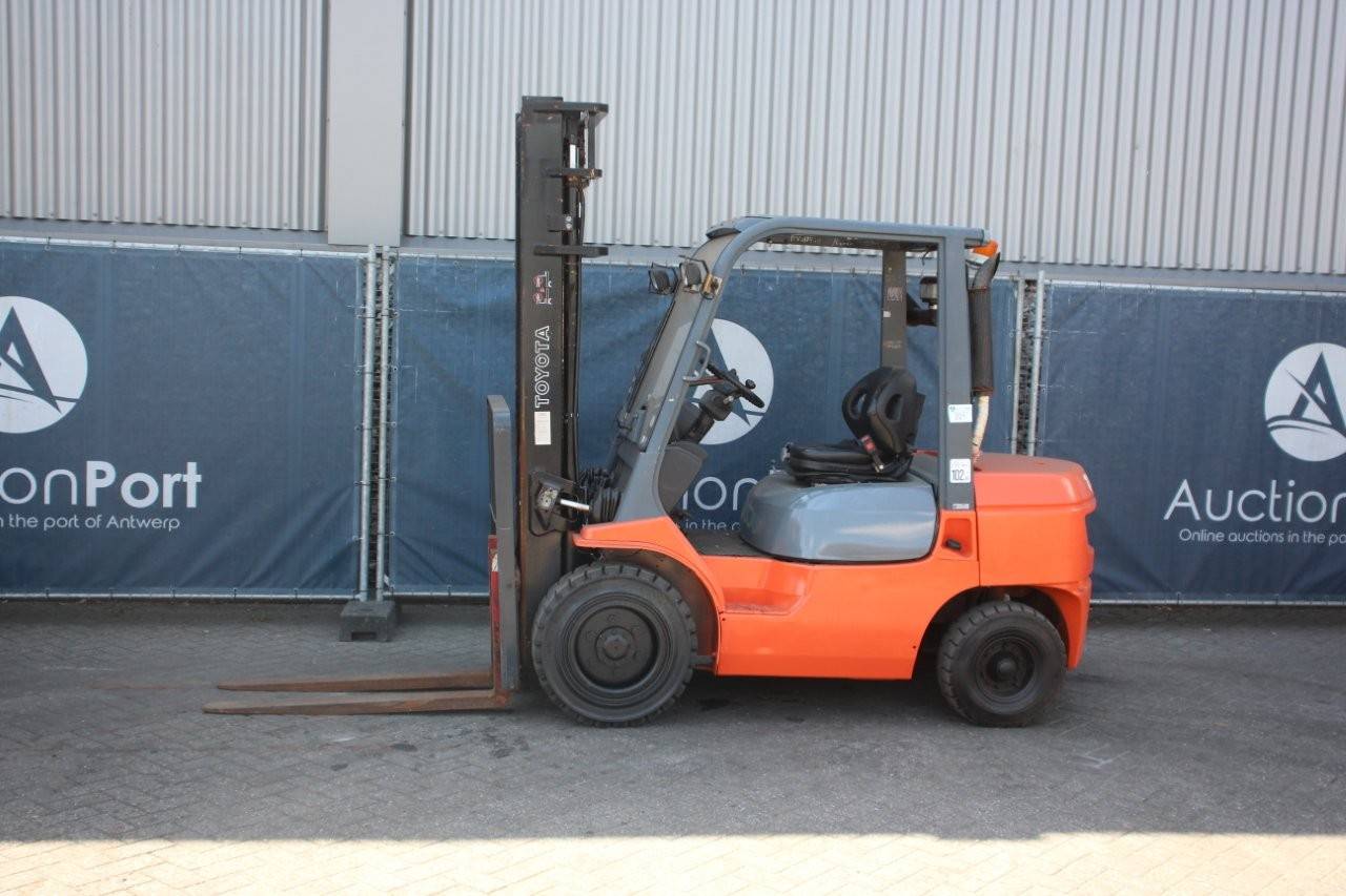 Forklift Toyota 62-7FDF30 Diesel 3000kg 4.0m 2005 image