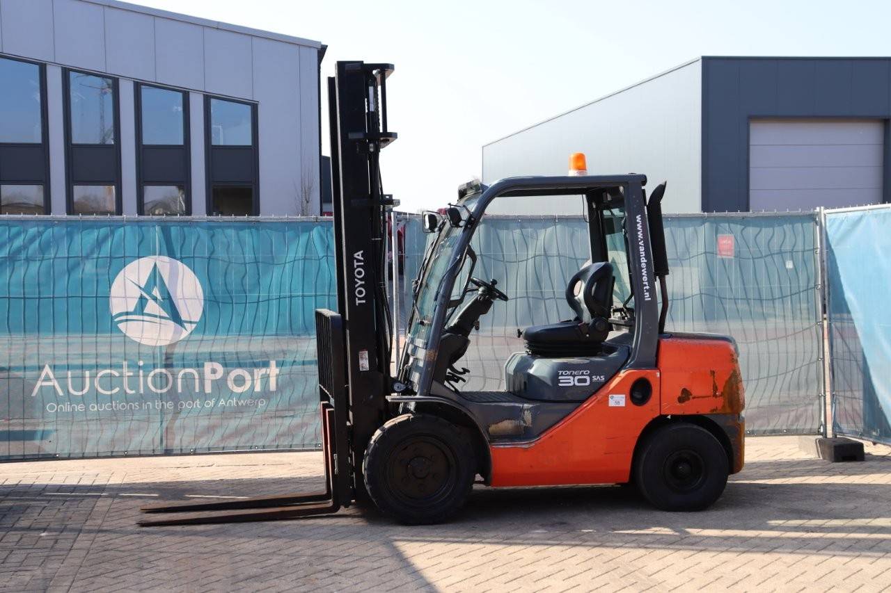 Forklift Toyota 02-8FDF30 Diesel 3000kg 2012 image