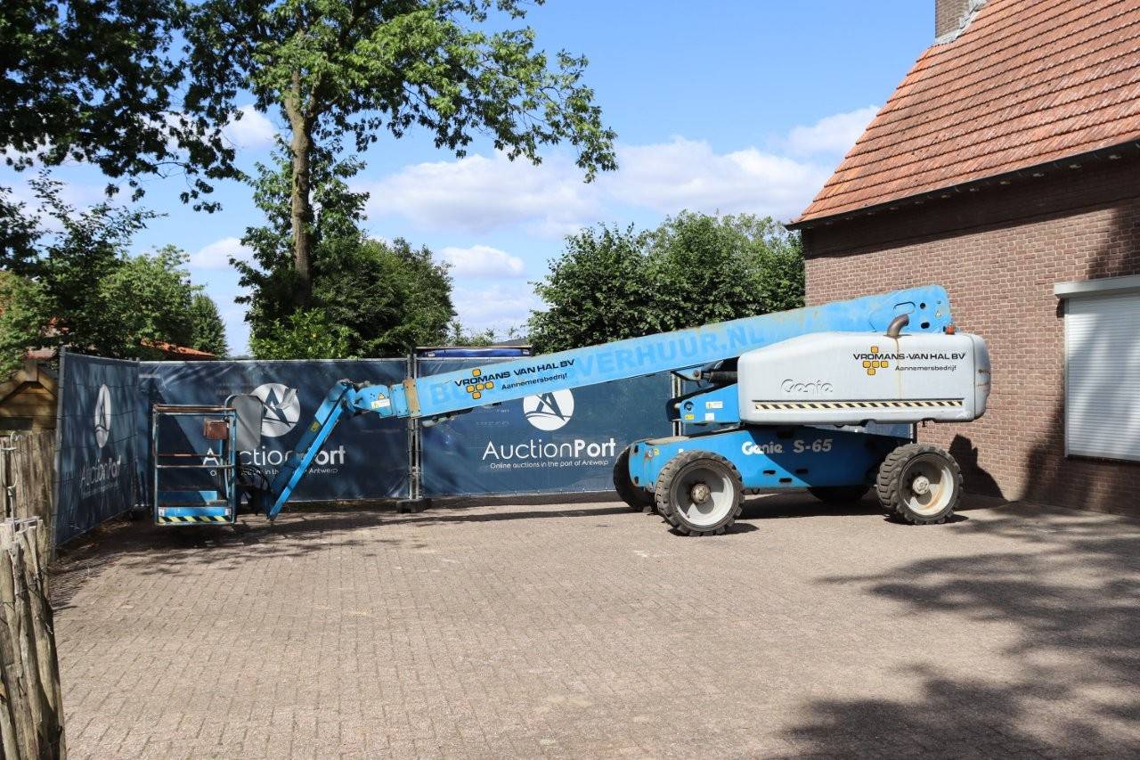 Telescopic boom lift Genie S-65 Diesel 2005 image