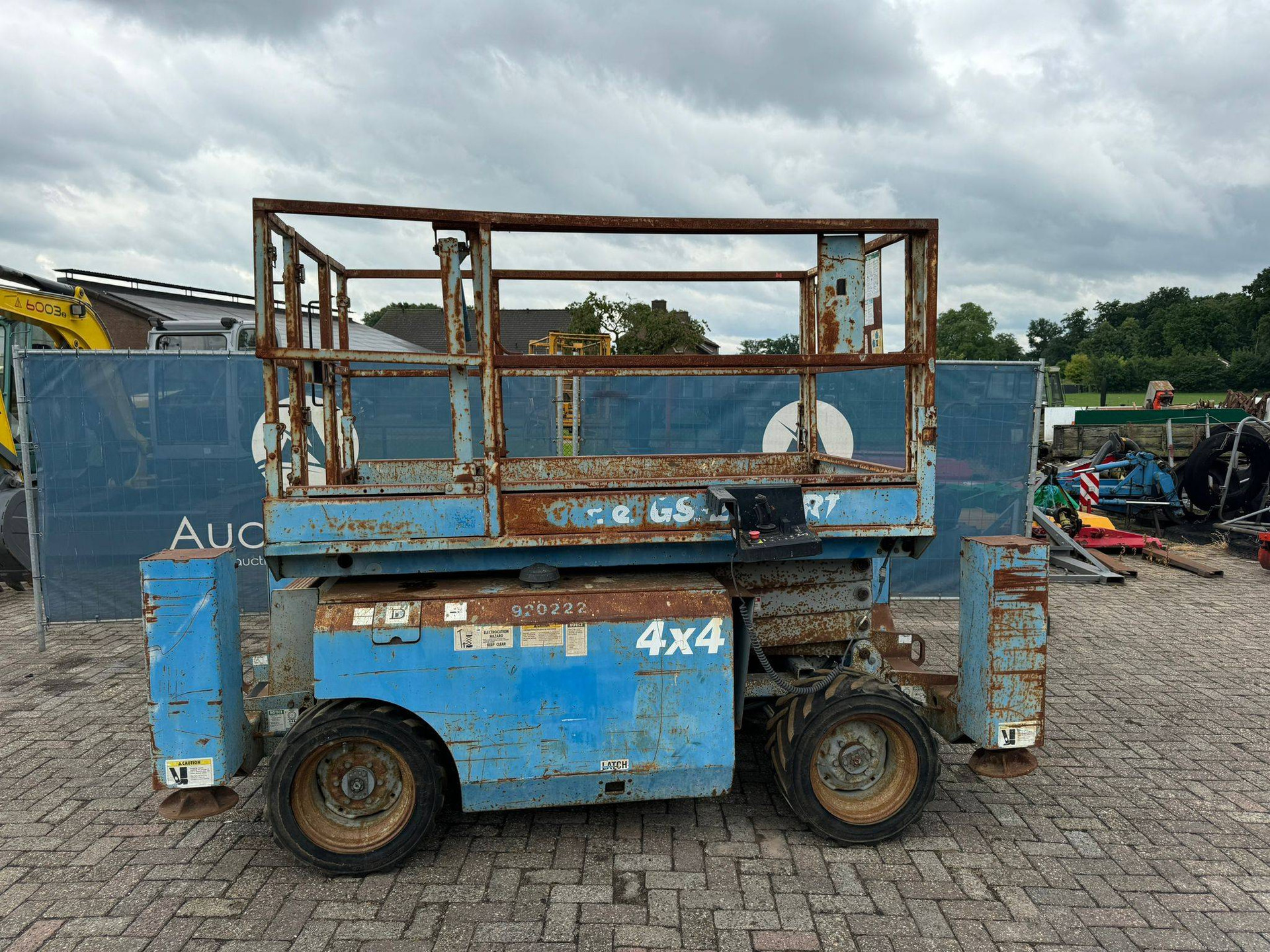 Scissor Lift Genie 4x4 Diesel 2014 image