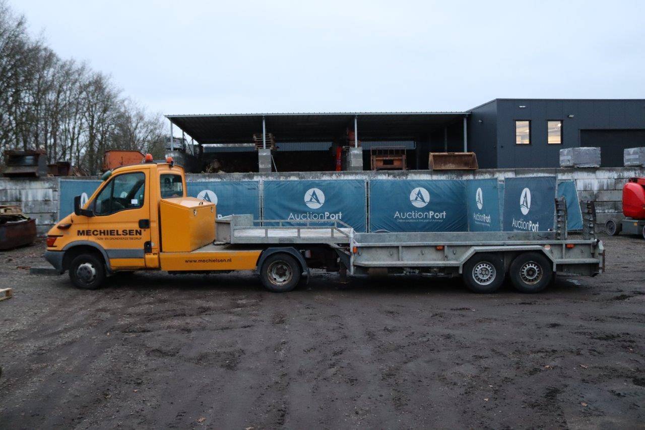 Iveco 40C Diesel 2000 with Trailer Veldhuizen P29-2 2000 image