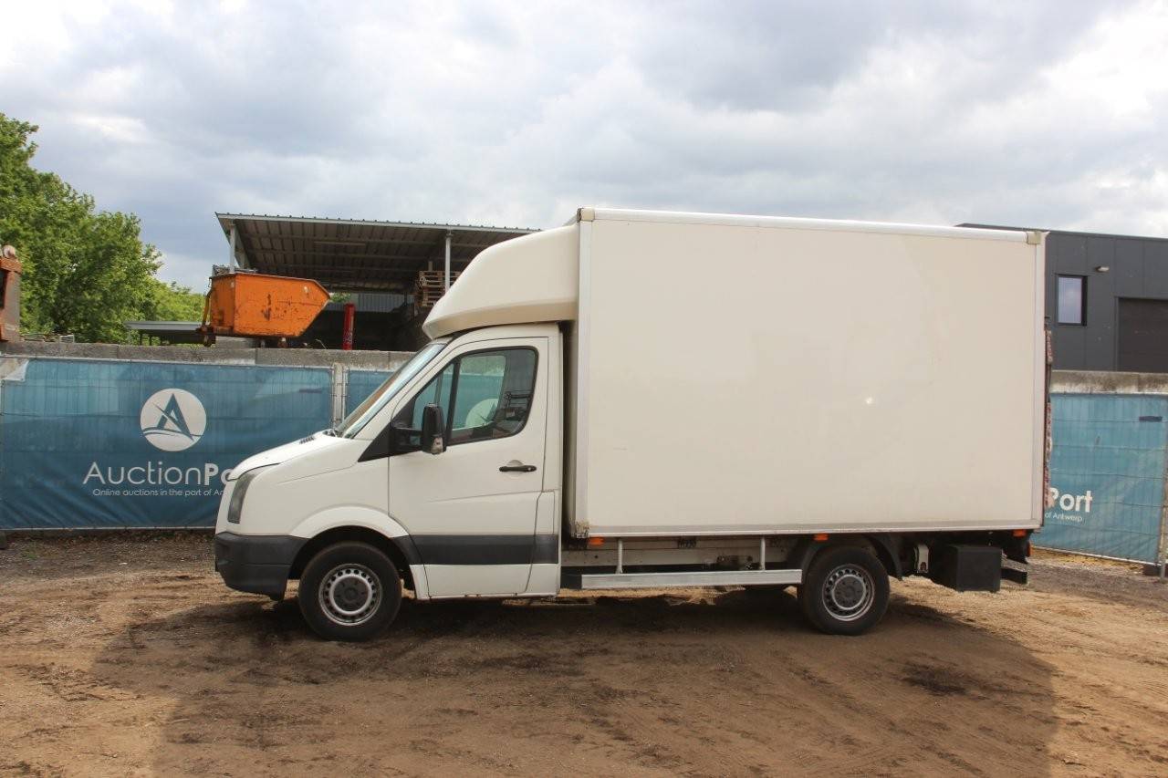 Box truck Volkswagen Crafter Diesel 2011 image