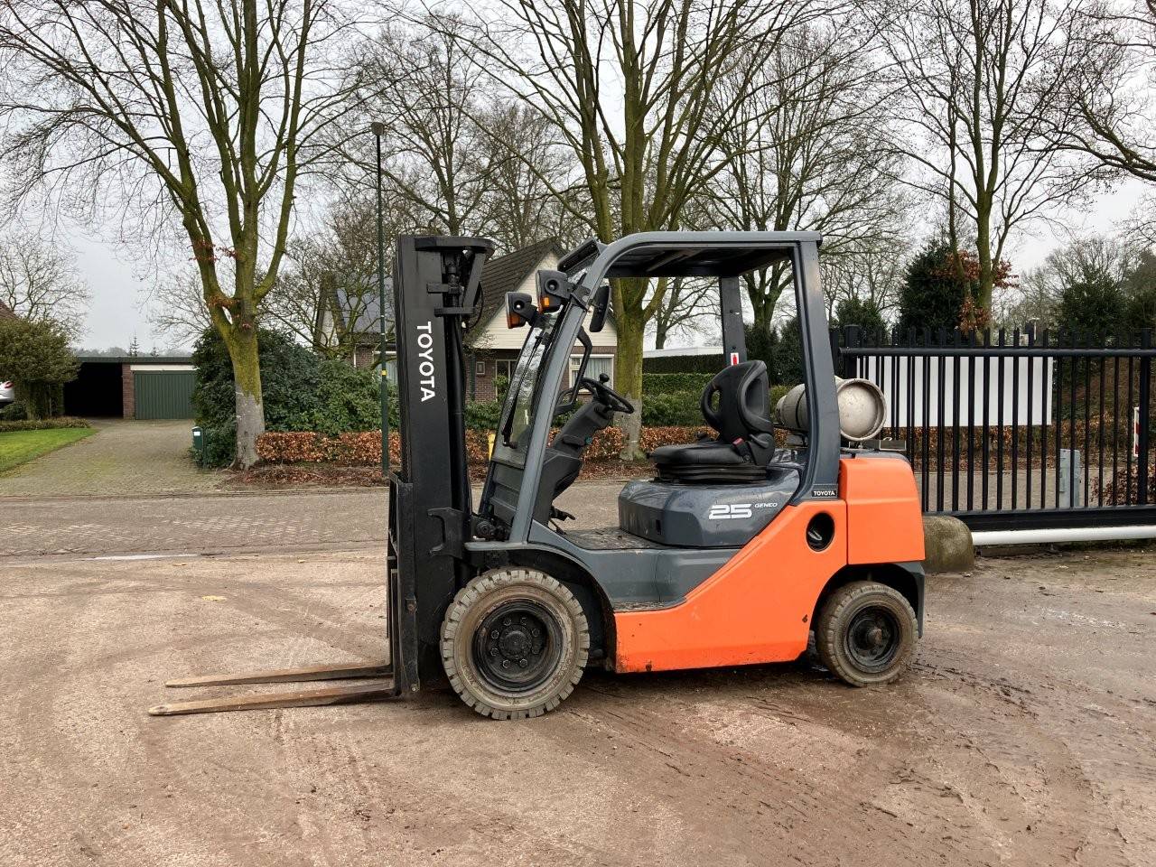 Forklift Toyota 8FG25 LPG 2170kg 4.5m 2010 image