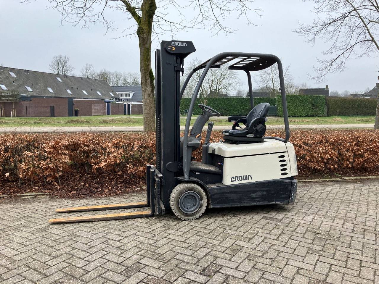 Crown SC4220 Electric 4m Forklift 2011 image