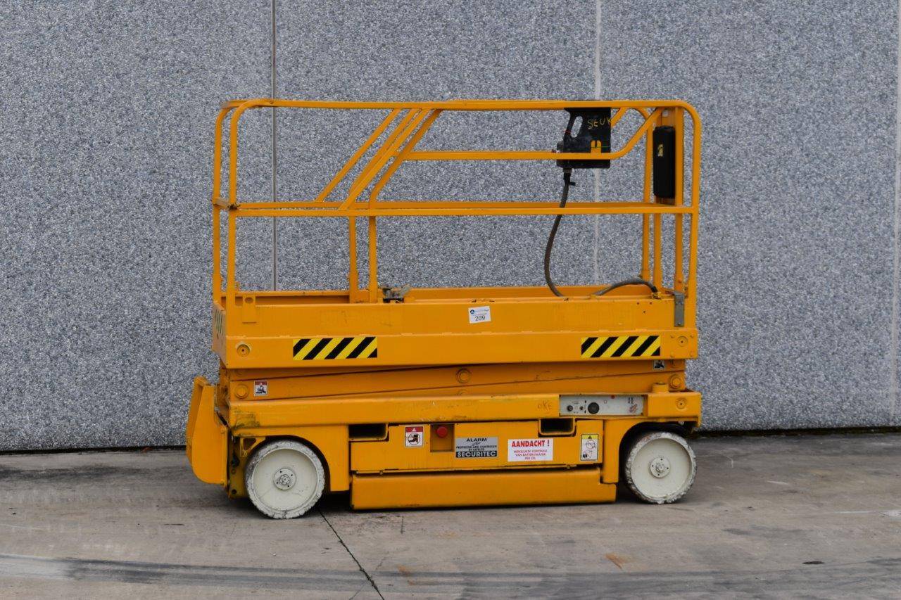 Scissor lift Haulotte Compact 8 Electric 350kg 8m 2002 image