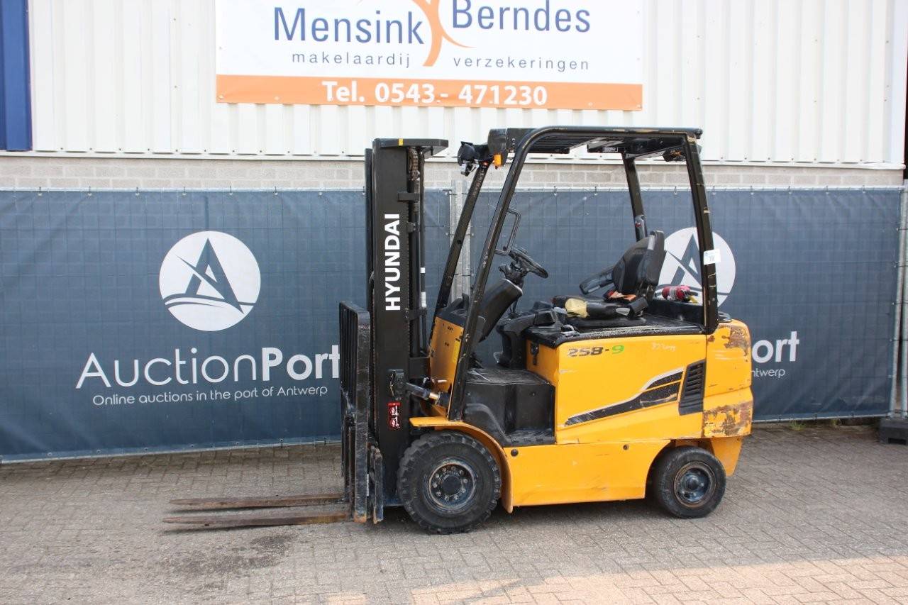 Hyundai 15B-9 Electric Forklift 2500kg 3.3m image
