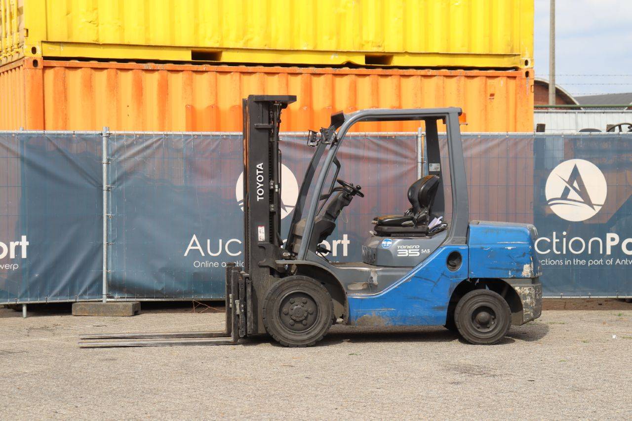 Forklift Toyota 02-8FDF30 Diesel 3000kg 2012 image