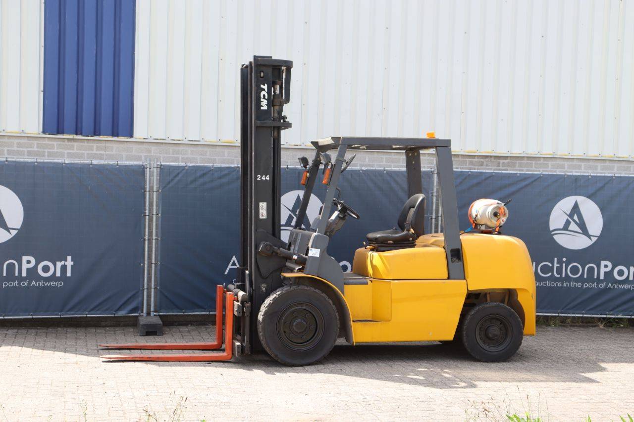 Forklift TCM 244 LPG 5000kg 4.2m 2004 image
