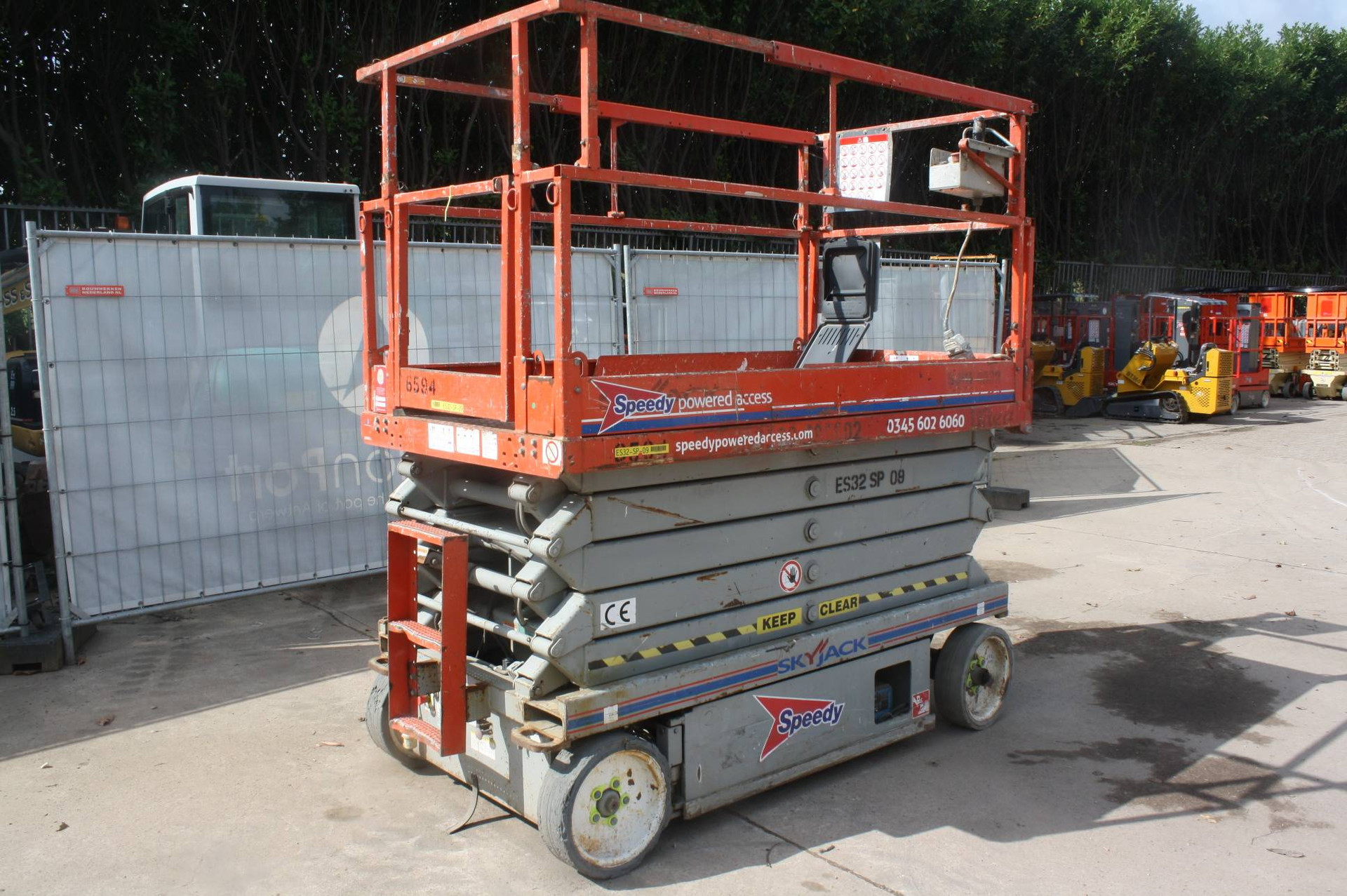 Skyjack SJ III Scissor Lift - 4632 Electric 2010 image