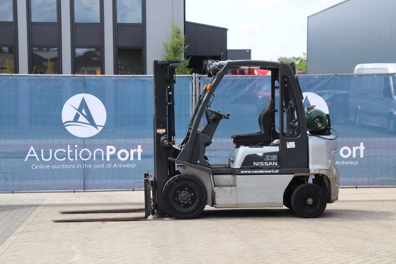 Forklift Nissan UD02A25PQ LPG 2500kg 4.75m 2005 image