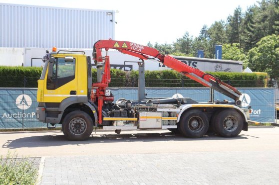 Crane truck Iveco Trakker 350 6x4 Diesel 2006 Trakker 350 6x4 HOOKLIFT + CRANE FASSI F120.22 (5/6 F) 2006 2 Crane trucks