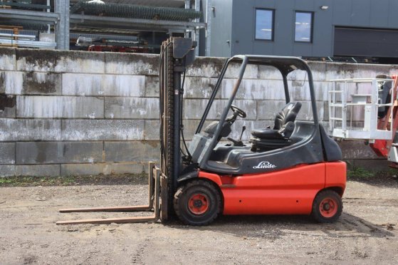 Linde E30-01 Electric Forklift 3000kg 7m 1998 E30-01 1998 2 Forklift