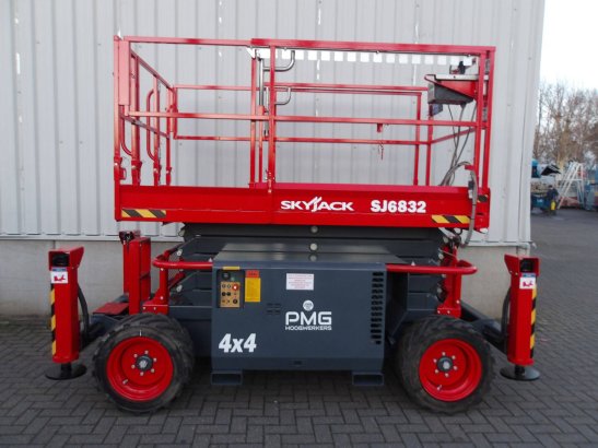 Skyjack SJ6832RT Diesel Scissor Lift 11.75m 2018 Skyjack SJ6832RT 2018 2 Scissor Lifts