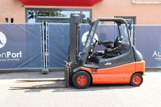 Linde E30-02 Electric Forklift 3000kg 2003 E30-02 2003 2 Forklift