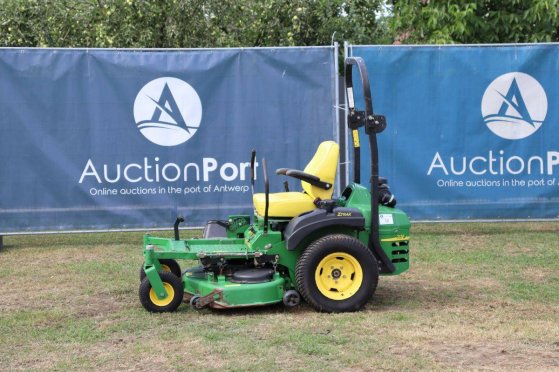 John Deere ZTRAK 717E Petrol Ride-on Mower 14.2kW John Deere ZTRAK 717E 2