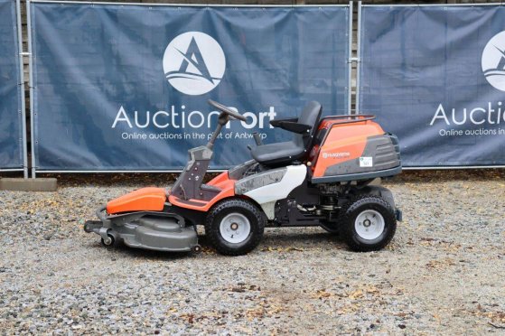 Husqvarna R422Ts AWD Petrol Ride-on Mower 2014 R422Ts AWD 2014 2 image 16