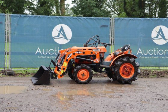 Kubota B7001 Mini Tractor Diesel 14 hp with front loader B7001 2 image 31