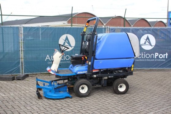 Ride-on mower Iseki SFH 240 High-discharge 4x4 Diesel 27hp 2015 Iseki SFH 240 Hooglosser 2015 2