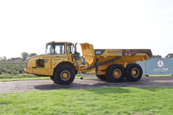 Dumper Volvo A25D Diesel 227kW 2002 A25D 2002 2 Dump Truck