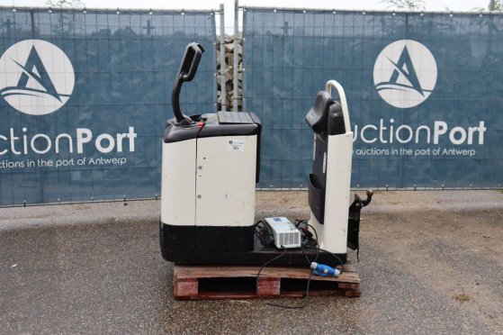 Crown GPC-TOW Electric Tractor 3000kg 1999 GPC-TOW 1999 2