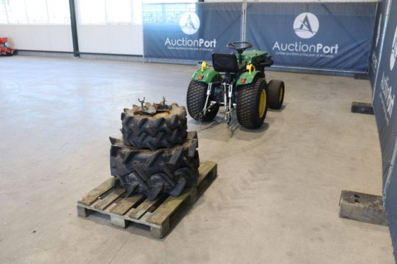 Compact John Deere B7000 Diesel Tractor with Extra Wheels John Deere B7000 2 image 10