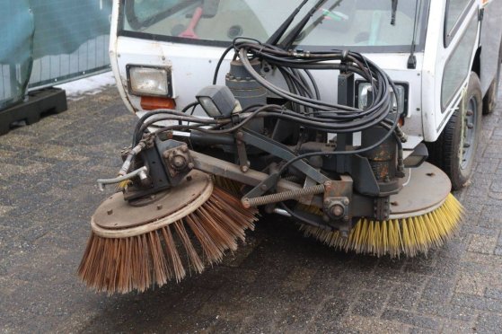 Tennant A60 Diesel Sweeper 2006 TENNANT A60 2008 2 image 10