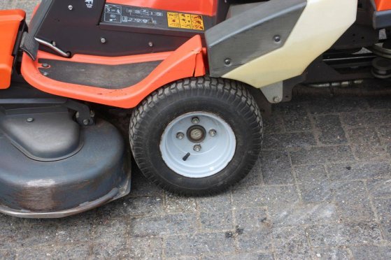 Husqvarna R 418Ts AWD Petrol Ride-on Mower (Margin) R 418Ts AWD 2014 2 image 10