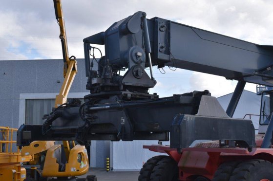 Reach stacker Fantuzzi Spreader 20/40 Diesel 45000kg Fantuzzi SRP452 2005 2 image 10