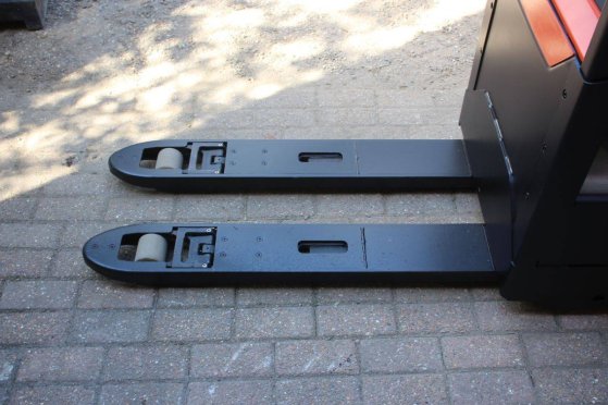 Toyota LPE220 Electric Pallet Truck 2200kg 2021 LPE220 2021 2 Pallet trucks image 10