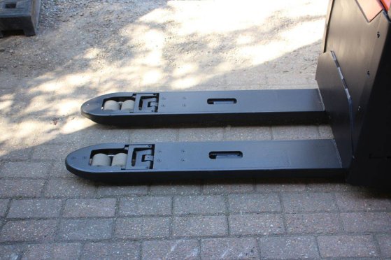Toyota LPE250 Electric Pallet Truck 2500kg 2020 LPE250 2020 2 Pallet trucks image 10