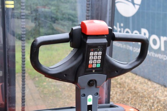 Toyota SWE140 Electric Stacker 1400kg 3.25m 2017 SWE140 2017 2 image 10