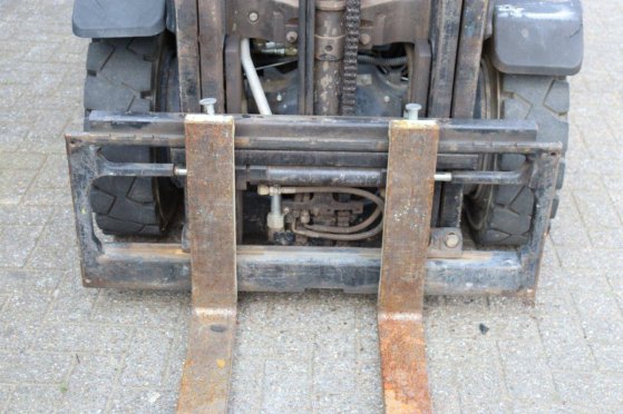 Forklift Yale GLP25VX F2170 LPG 2490kg 2011 GLP25VX F2170 2011 2 Forklift image 11