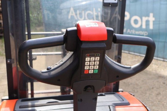 Stacker BT SWE 140L Electric 1400kg 2.65m 2015 BT SWE 140L 2015 2 image 12