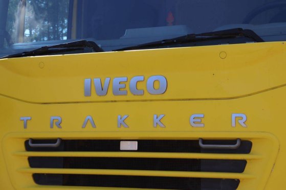 Crane truck Iveco Trakker 350 6x4 Diesel 2006 Trakker 350 6x4 HOOKLIFT + CRANE FASSI F120.22 (5/6 F) 2006 2 Crane trucks i...