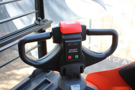 Toyota LPE250 Electric Pallet Truck 2500kg 2020 LPE250 2020 2 Pallet trucks image 12