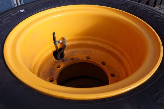 Batch of Nokian 11.00-20 tires with rims, 8 pieces Kia 2 Flatbed open trailers image 13