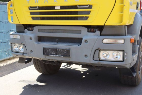 Crane truck Iveco Trakker 350 6x4 Diesel 2006 Trakker 350 6x4 HOOKLIFT + CRANE FASSI F120.22 (5/6 F) 2006 2 Crane trucks i...