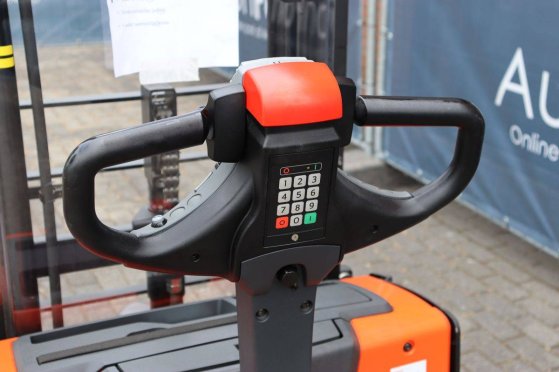 Stacker BT SWE140L Electric 1400kg 2.65m 2016 BT SWE140L 2016 2 image 13