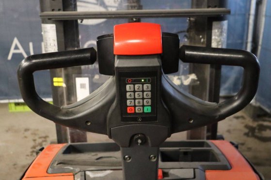 Stacker BT SWE200D Electric 2000kg 2013 BT SWE200D 2013 2 image 14