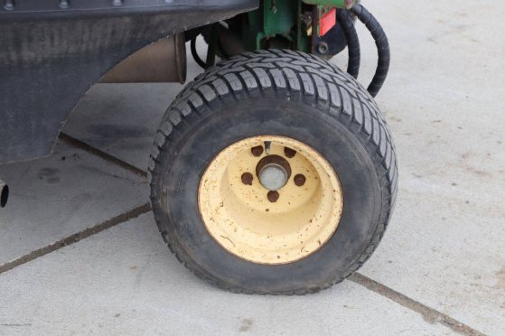 John Deere 1905 Diesel Tractor 2009 with Mowers John Deere 1905 2009 2 image 14