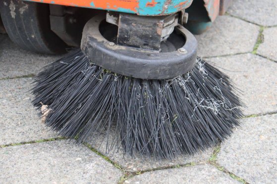 Tennant 6100 Electric Sweeper 2017 TENNANT 6100 2017 2 image 14