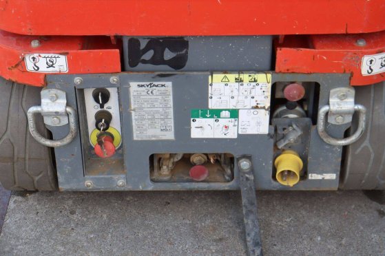 Skyjack SJ16 Electric Mast Lift 227kg 5.6m 2016 Skyjack SJ16 2016 2 image 14