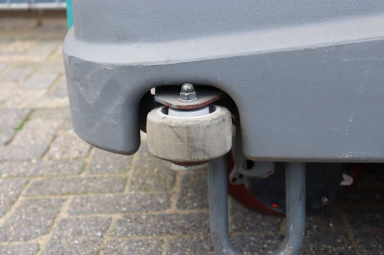 Tennant T16 Electric Scrubber 3.9kW 2013 TENNANT T16 2013 2 image 14