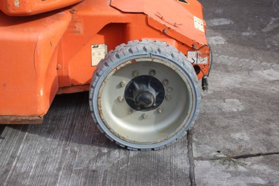 JLG E400AJPN Electric Articulated Boom Lift 14m 2007 E400AJPN 2007 2 image 15