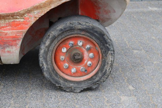 Linde H40D-04 Diesel Forklift 4000kg 5.5m 2001 H40D-04 2001 2 Forklift image 15